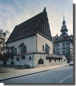 v poped Staronov synagoga, v pozad budova radnice s hodinami